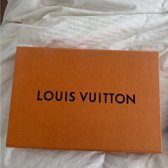 Louis Vuitton CLASSIQUE MONOGRAM
SHAWL - Picture 6 of 7